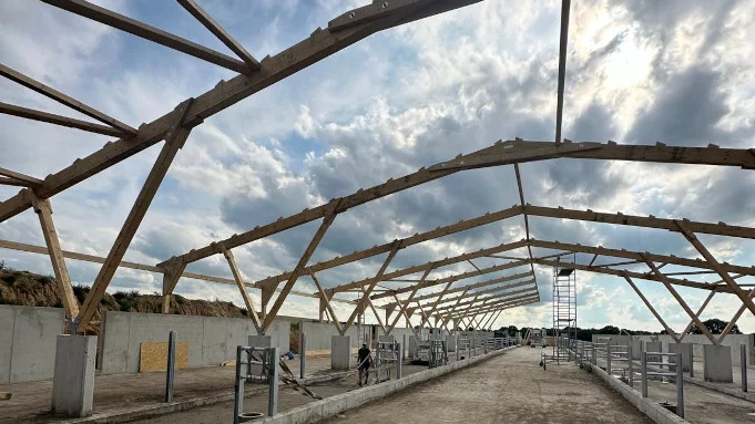 Bullenstall – 27m × 74m 2